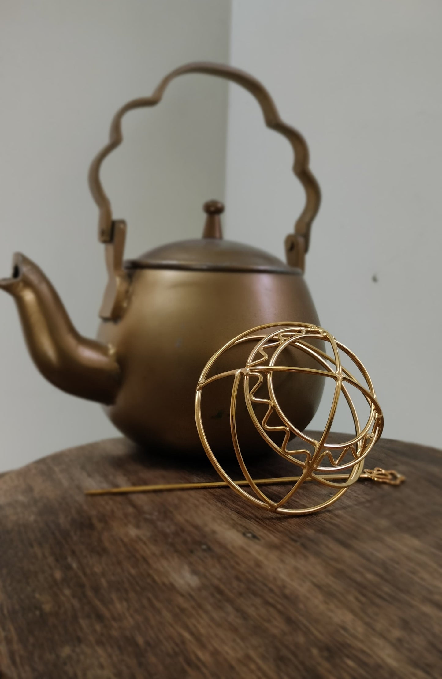 Gold spiral hairbun with concentric circles and intricate design. Elegant and artistic, it conveys a sense of sophistication.