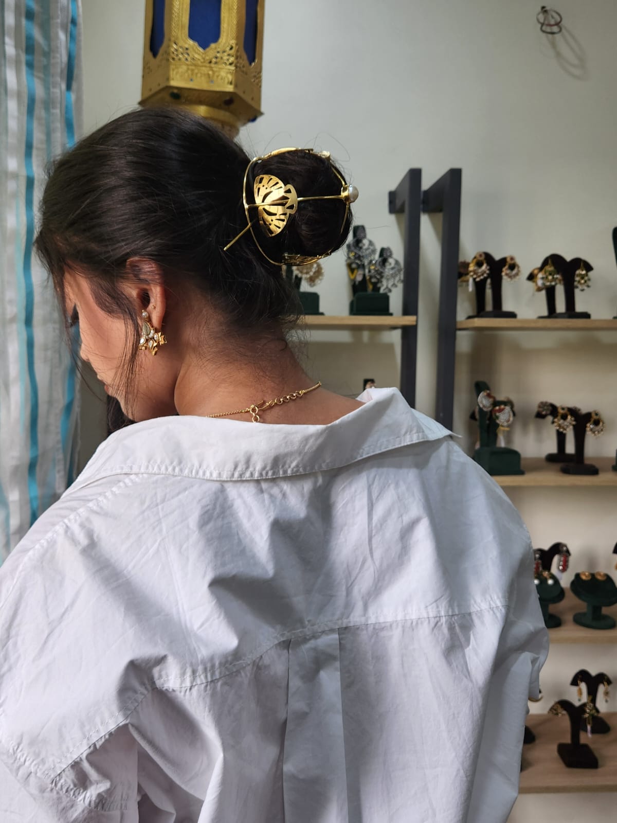 Gold spiral hairbun with concentric circles and intricate design. Elegant and artistic, it conveys a sense of sophistication.