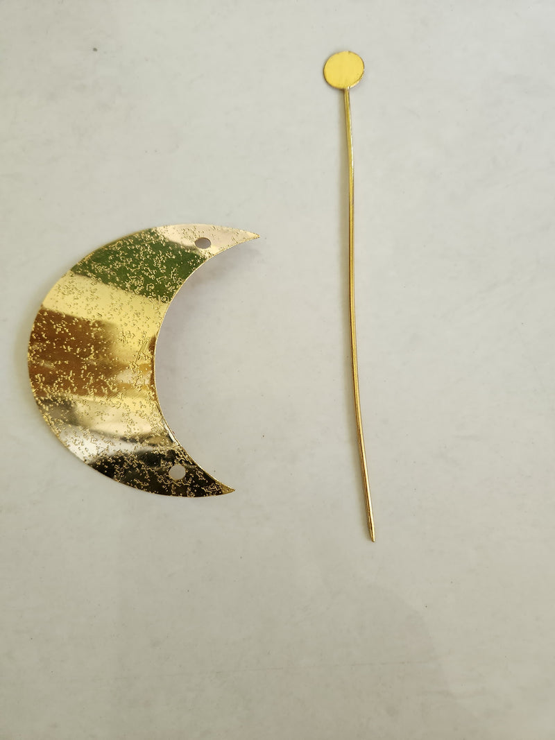 Gold spiral hairbun with concentric circles and intricate design. Elegant and artistic, it conveys a sense of sophistication.