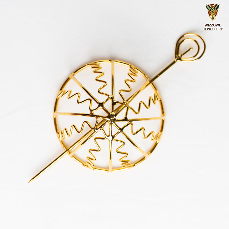 Gold spiral hairbun with concentric circles and intricate design. Elegant and artistic, it conveys a sense of sophistication.