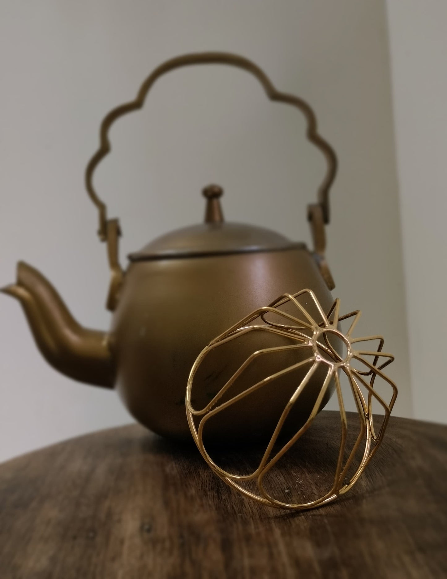 Gold spiral hairbun with concentric circles and intricate design. Elegant and artistic, it conveys a sense of sophistication.