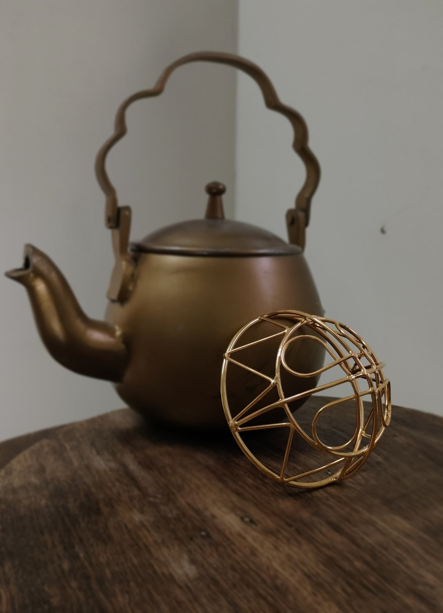 Gold spiral hairbun with concentric circles and intricate design. Elegant and artistic, it conveys a sense of sophistication.