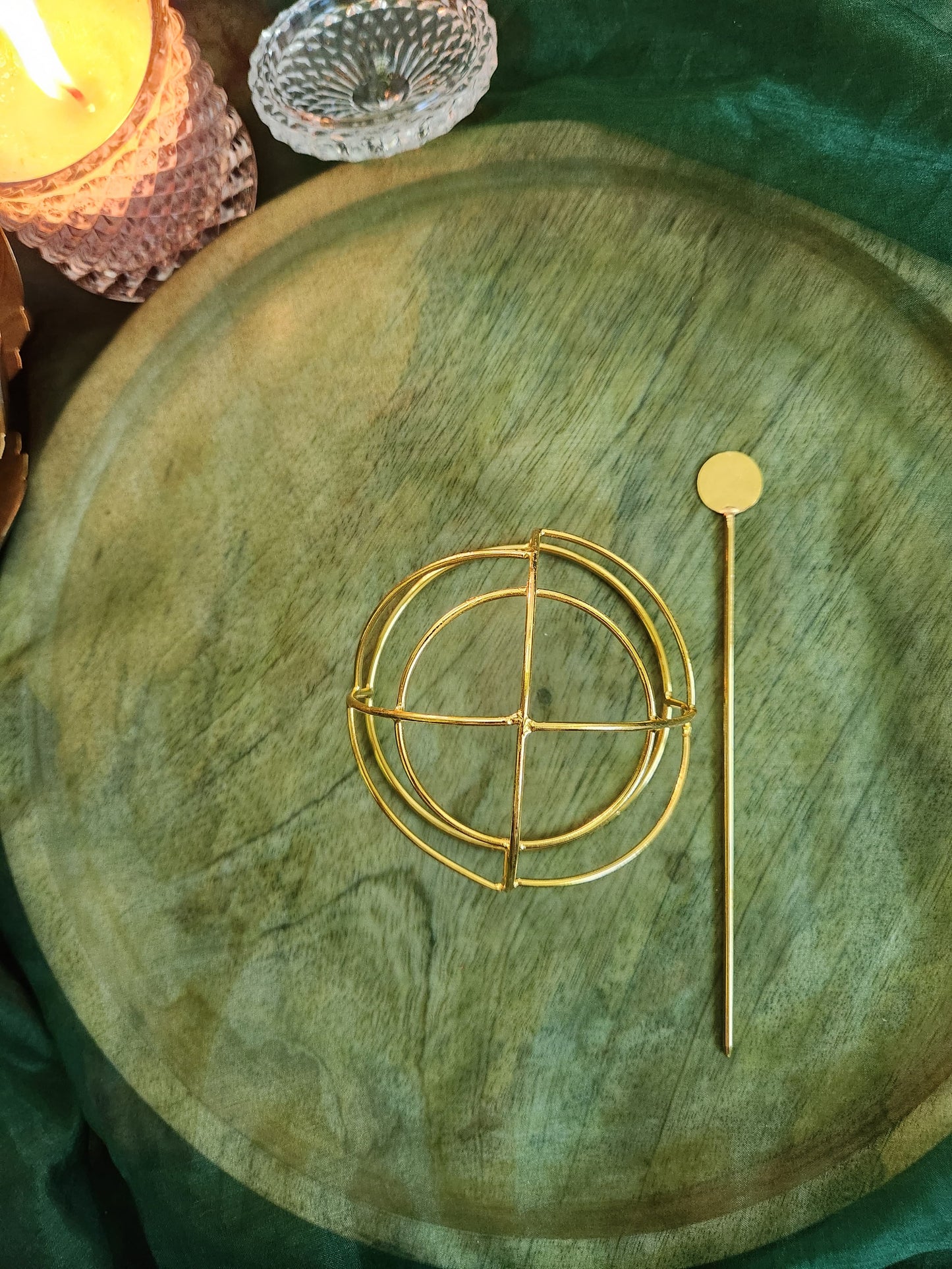 Gold spiral hairbun with concentric circles and intricate design. Elegant and artistic, it conveys a sense of sophistication.