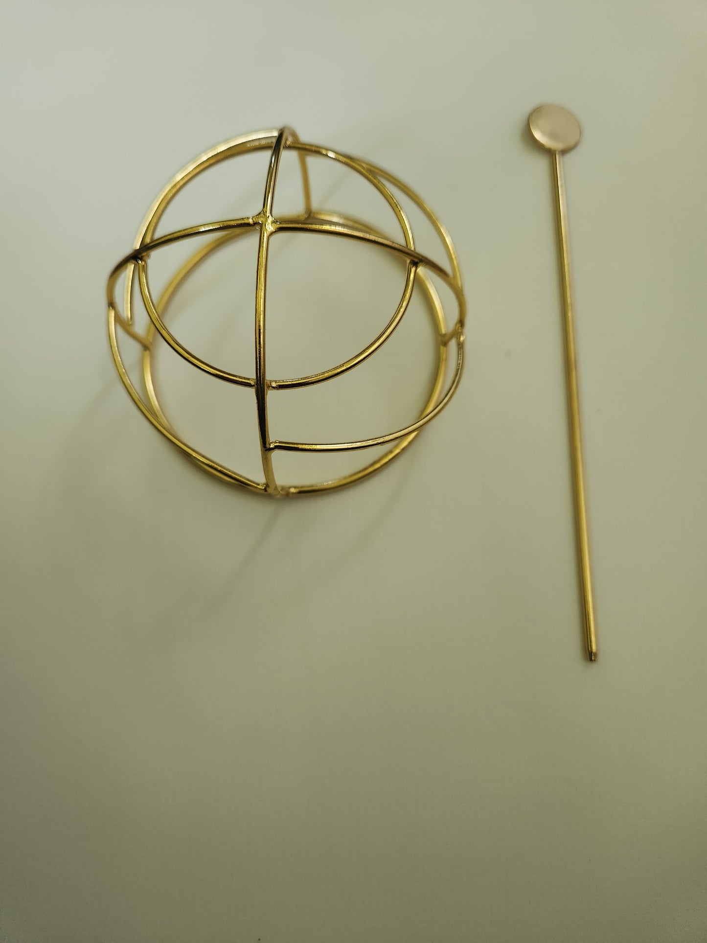 Gold spiral hairbun with concentric circles and intricate design. Elegant and artistic, it conveys a sense of sophistication.