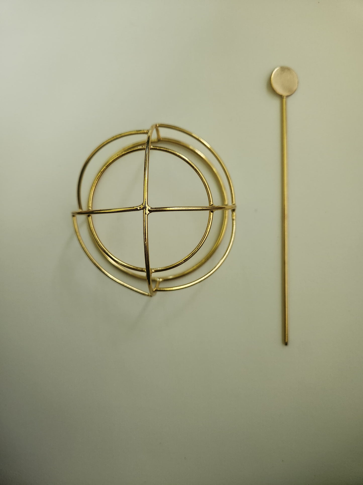 Gold spiral hairbun with concentric circles and intricate design. Elegant and artistic, it conveys a sense of sophistication.