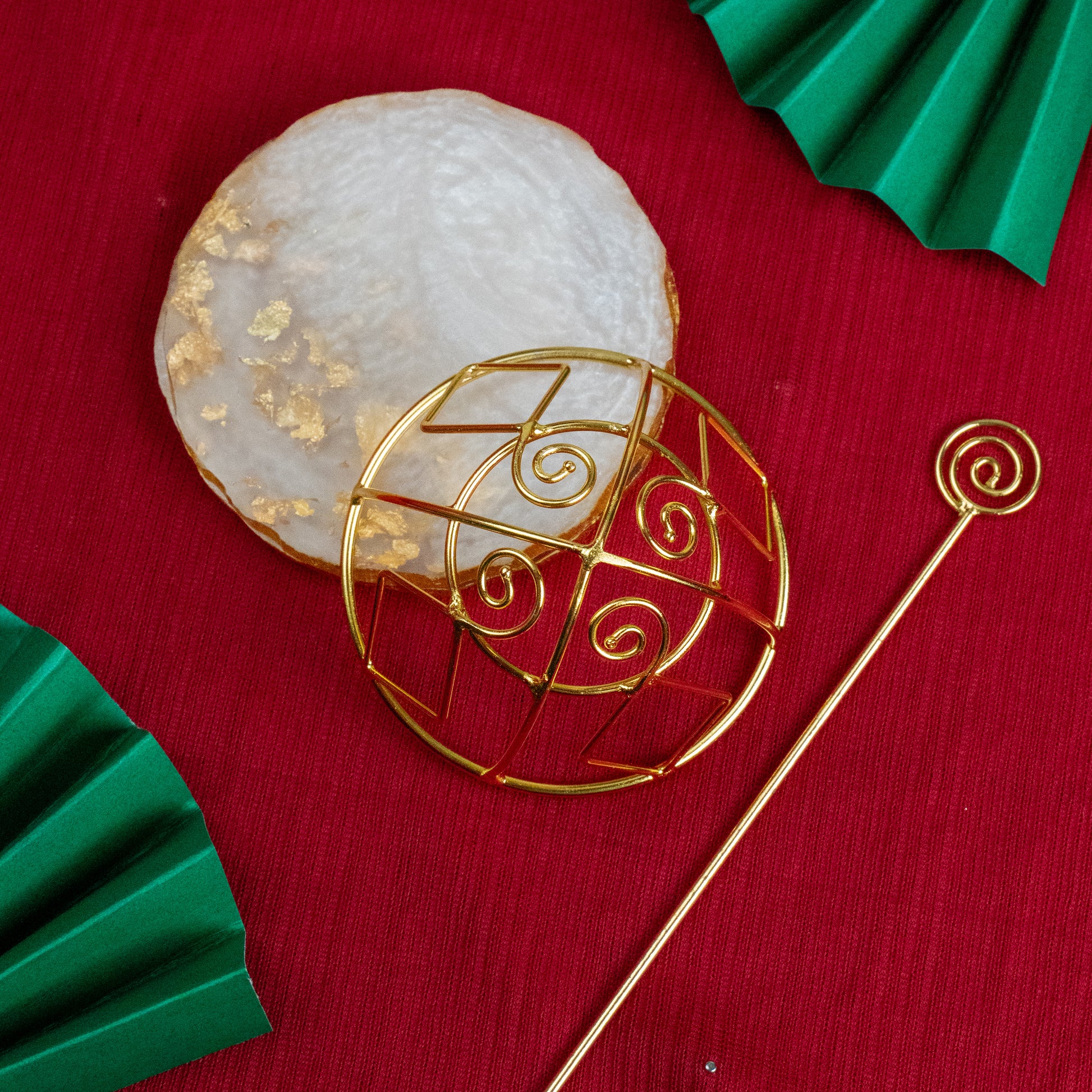 Gold spiral hairbun with concentric circles and intricate design. Elegant and artistic, it conveys a sense of sophistication.