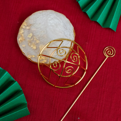 Gold spiral hairbun with concentric circles and intricate design. Elegant and artistic, it conveys a sense of sophistication.