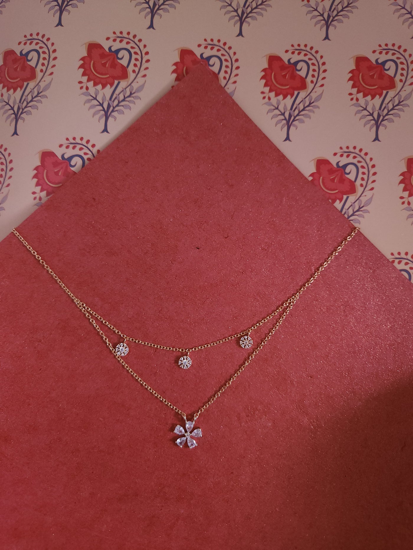 A classic silver chain with a smooth, polished finish and interlocking links, offering a timeless and versatile accessory.