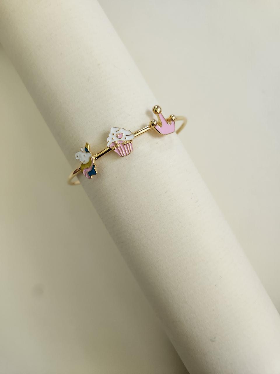 A sleek silver kada for kids with a smooth finish and rounded edges, designed for comfort and style.