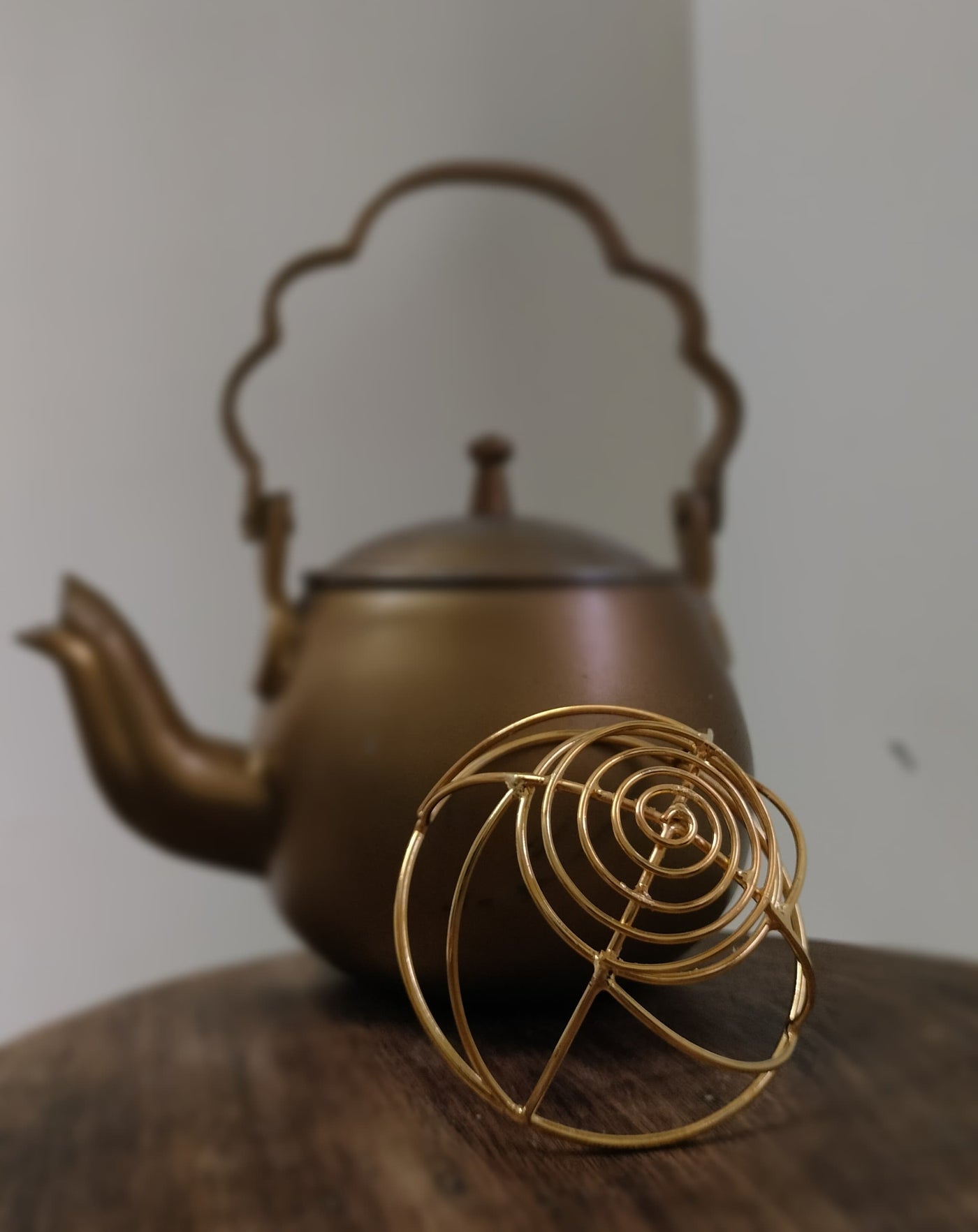 Gold spiral hairbun with concentric circles and intricate design. Elegant and artistic, it conveys a sense of sophistication.