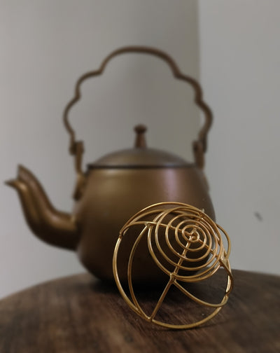 Gold spiral hairbun with concentric circles and intricate design. Elegant and artistic, it conveys a sense of sophistication.