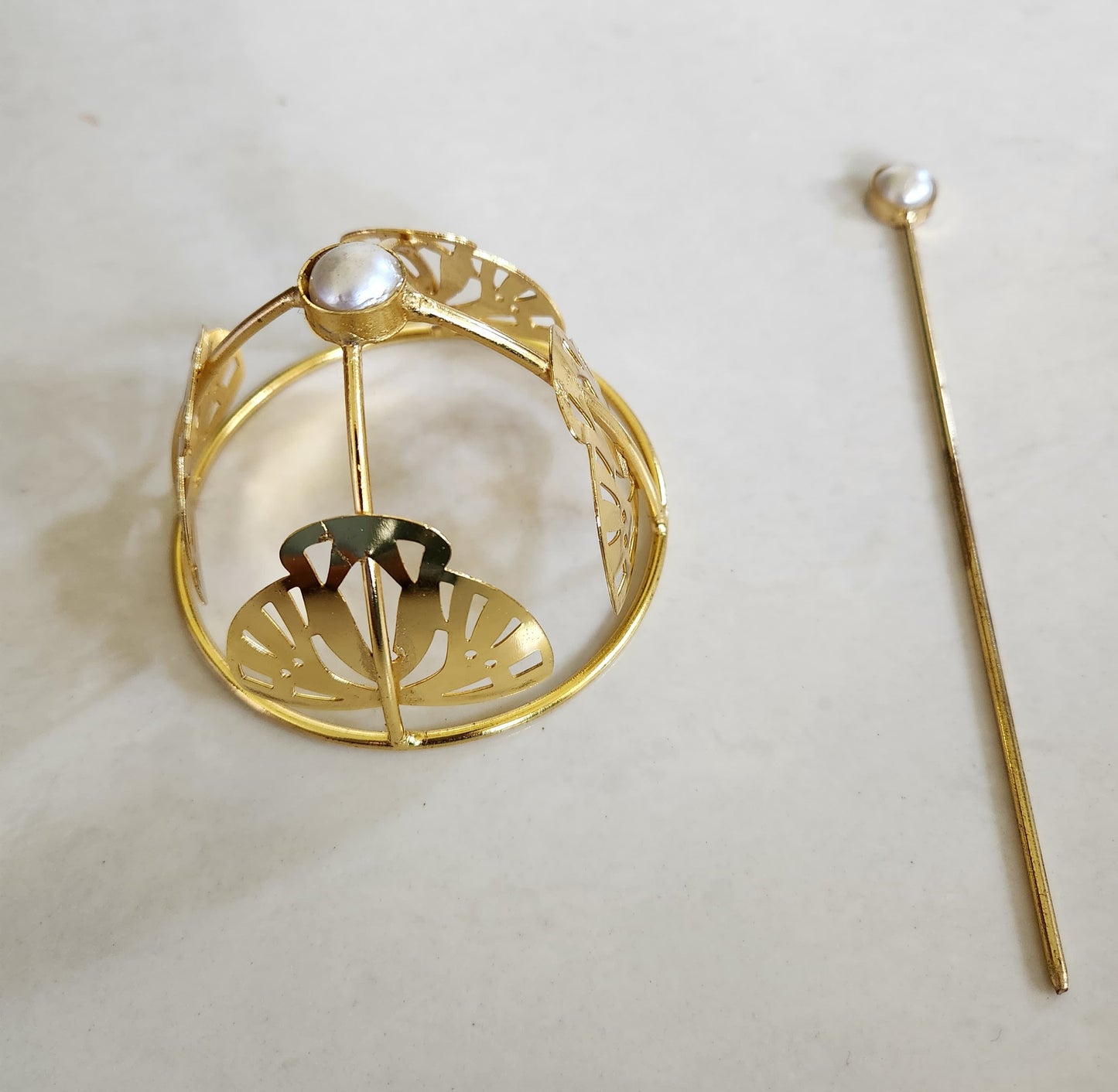 Gold spiral hairbun with concentric circles and intricate design. Elegant and artistic, it conveys a sense of sophistication.
