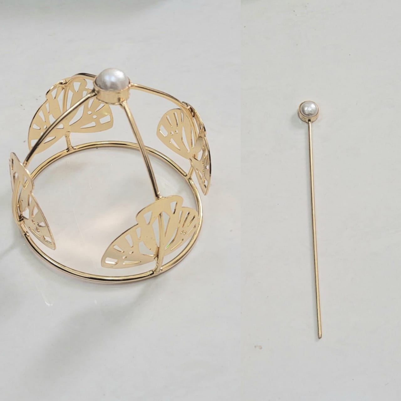 Gold spiral hairbun with concentric circles and intricate design. Elegant and artistic, it conveys a sense of sophistication.