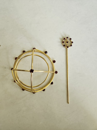 Gold spiral hairbun with concentric circles and intricate design. Elegant and artistic, it conveys a sense of sophistication.