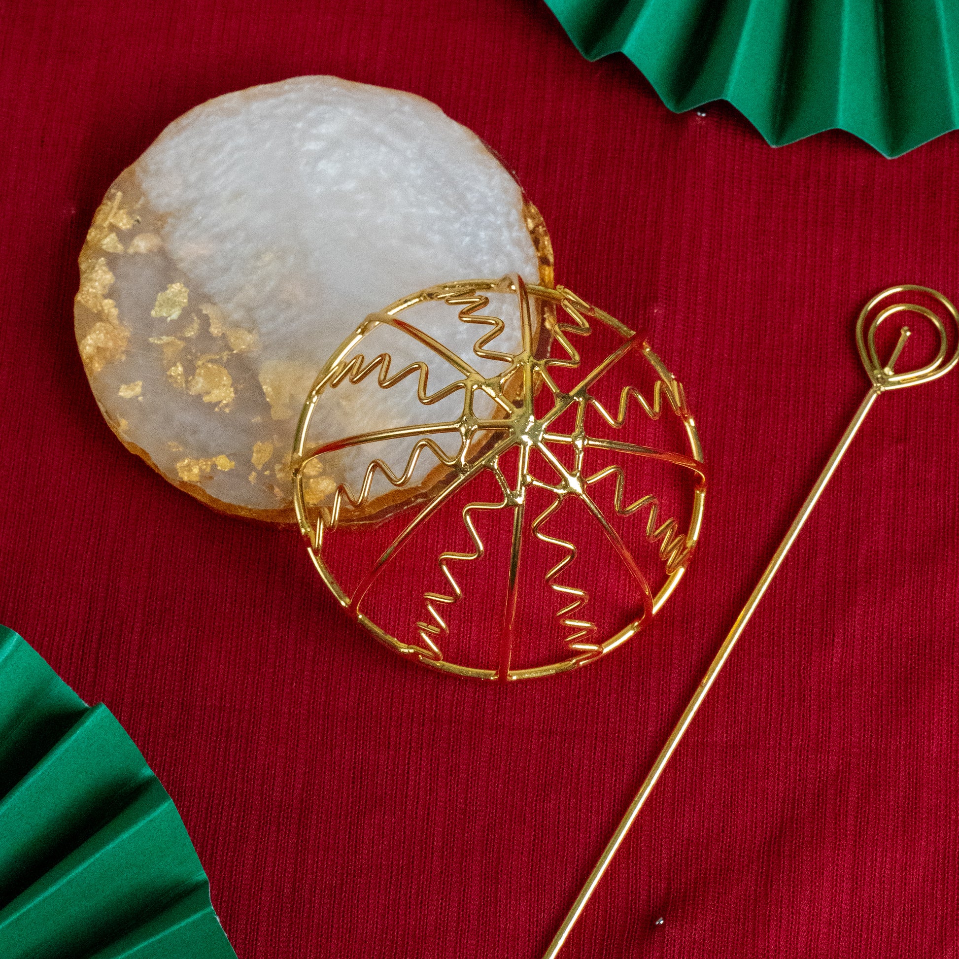 Gold spiral hairbun with concentric circles and intricate design. Elegant and artistic, it conveys a sense of sophistication.
