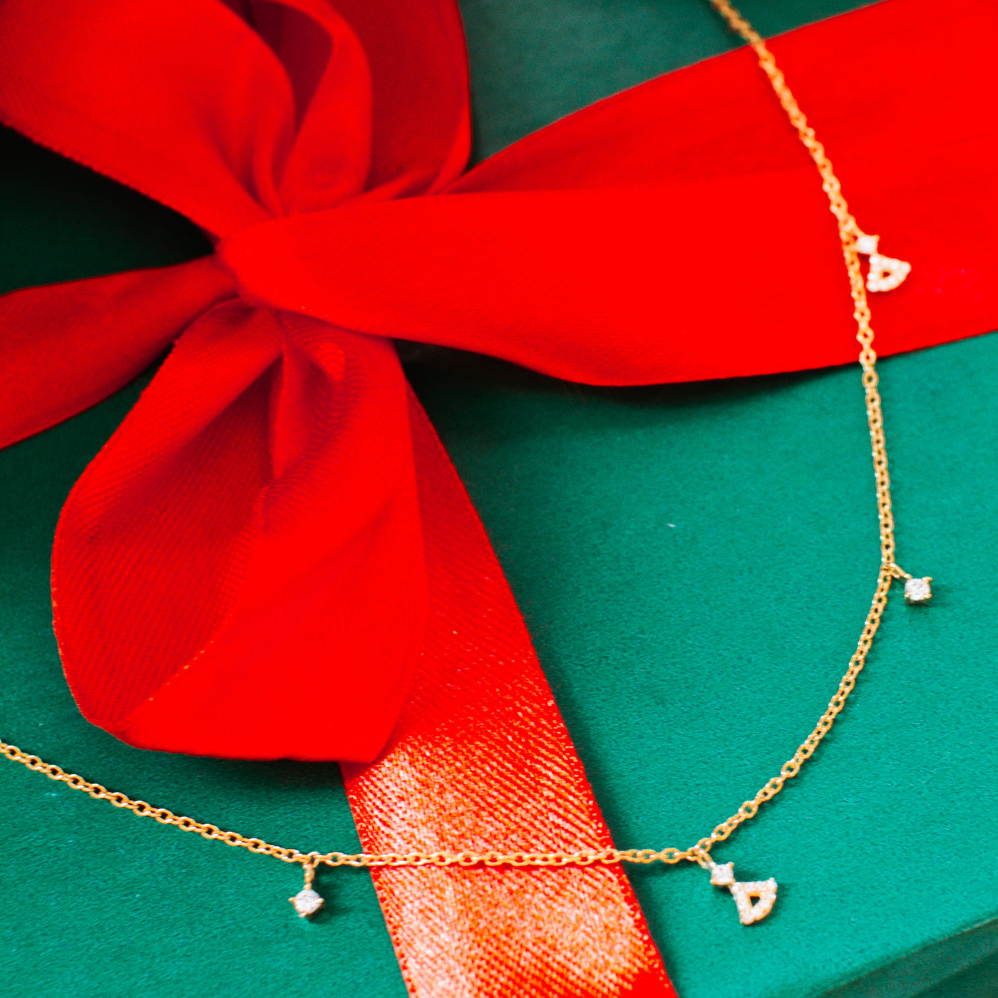 A classic silver chain with a smooth, polished finish and interlocking links, offering a timeless and versatile accessory.