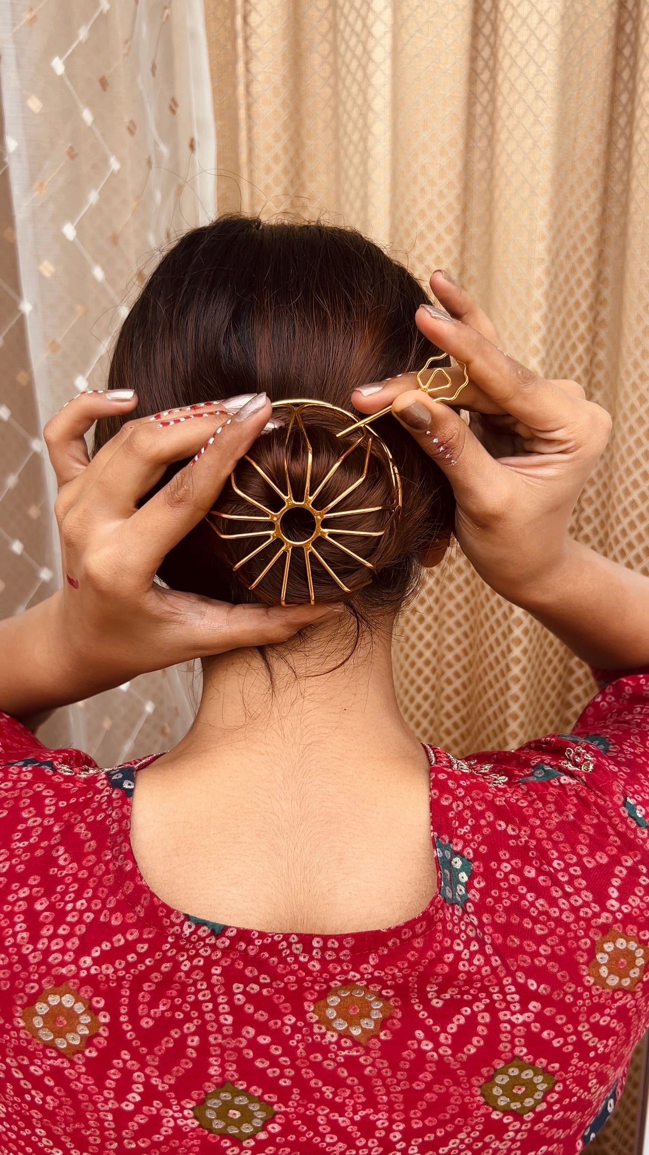 Gold spiral hairbun with concentric circles and intricate design. Elegant and artistic, it conveys a sense of sophistication.