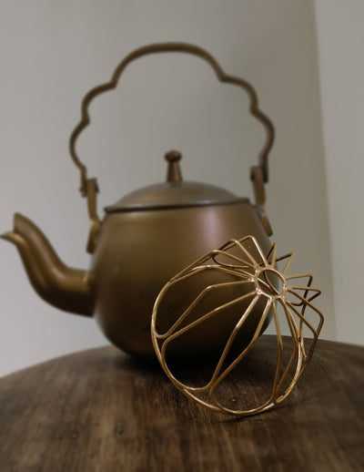 Gold spiral hairbun with concentric circles and intricate design. Elegant and artistic, it conveys a sense of sophistication.