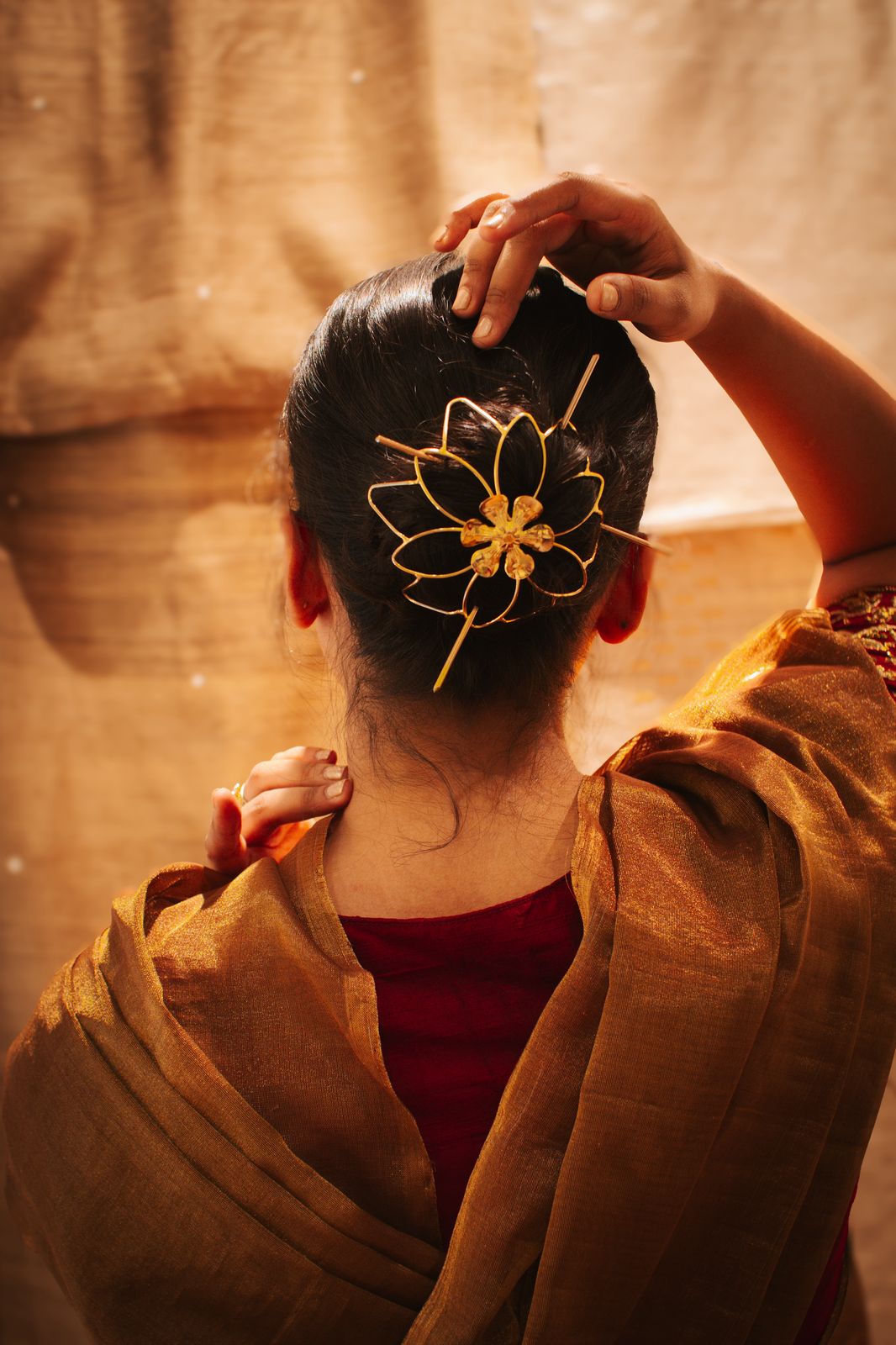 Gold spiral hairbun with concentric circles and intricate design. Elegant and artistic, it conveys a sense of sophistication.