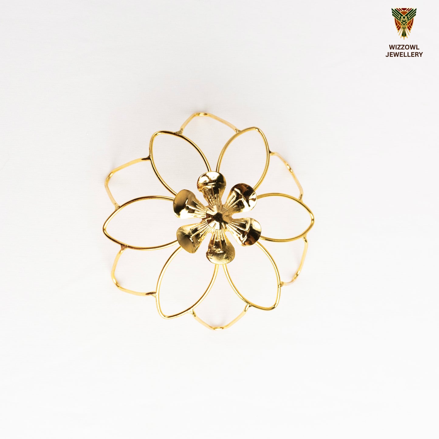 Gold spiral hairbun with concentric circles and intricate design. Elegant and artistic, it conveys a sense of sophistication.