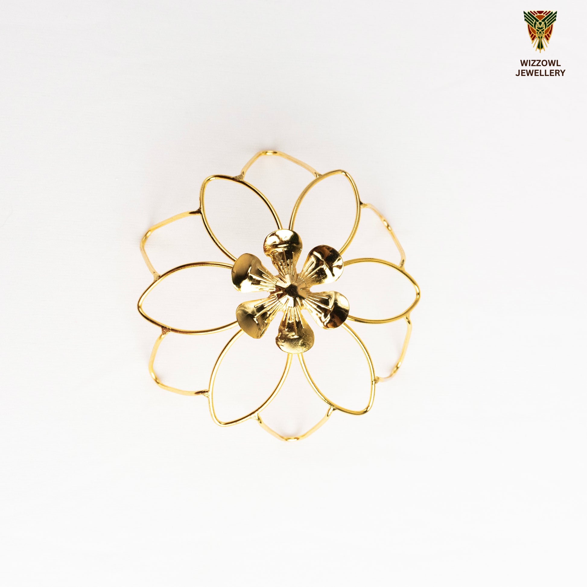 Gold spiral hairbun with concentric circles and intricate design. Elegant and artistic, it conveys a sense of sophistication.