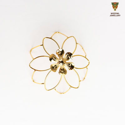Gold spiral hairbun with concentric circles and intricate design. Elegant and artistic, it conveys a sense of sophistication.