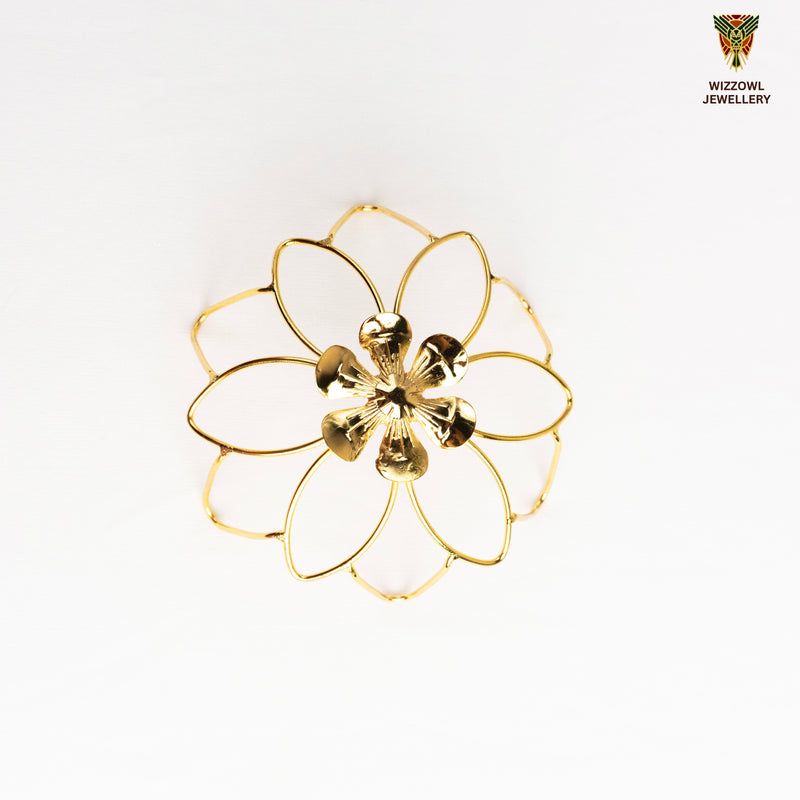 Gold spiral hairbun with concentric circles and intricate design. Elegant and artistic, it conveys a sense of sophistication.