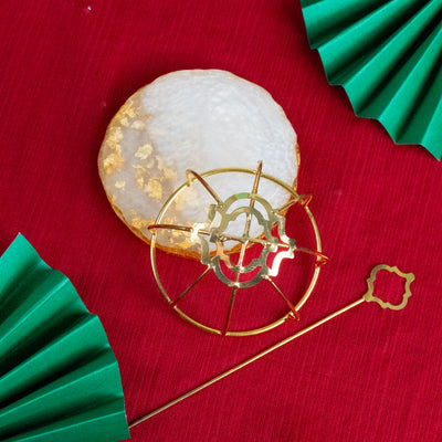 Gold spiral hairbun with concentric circles and intricate design. Elegant and artistic, it conveys a sense of sophistication.