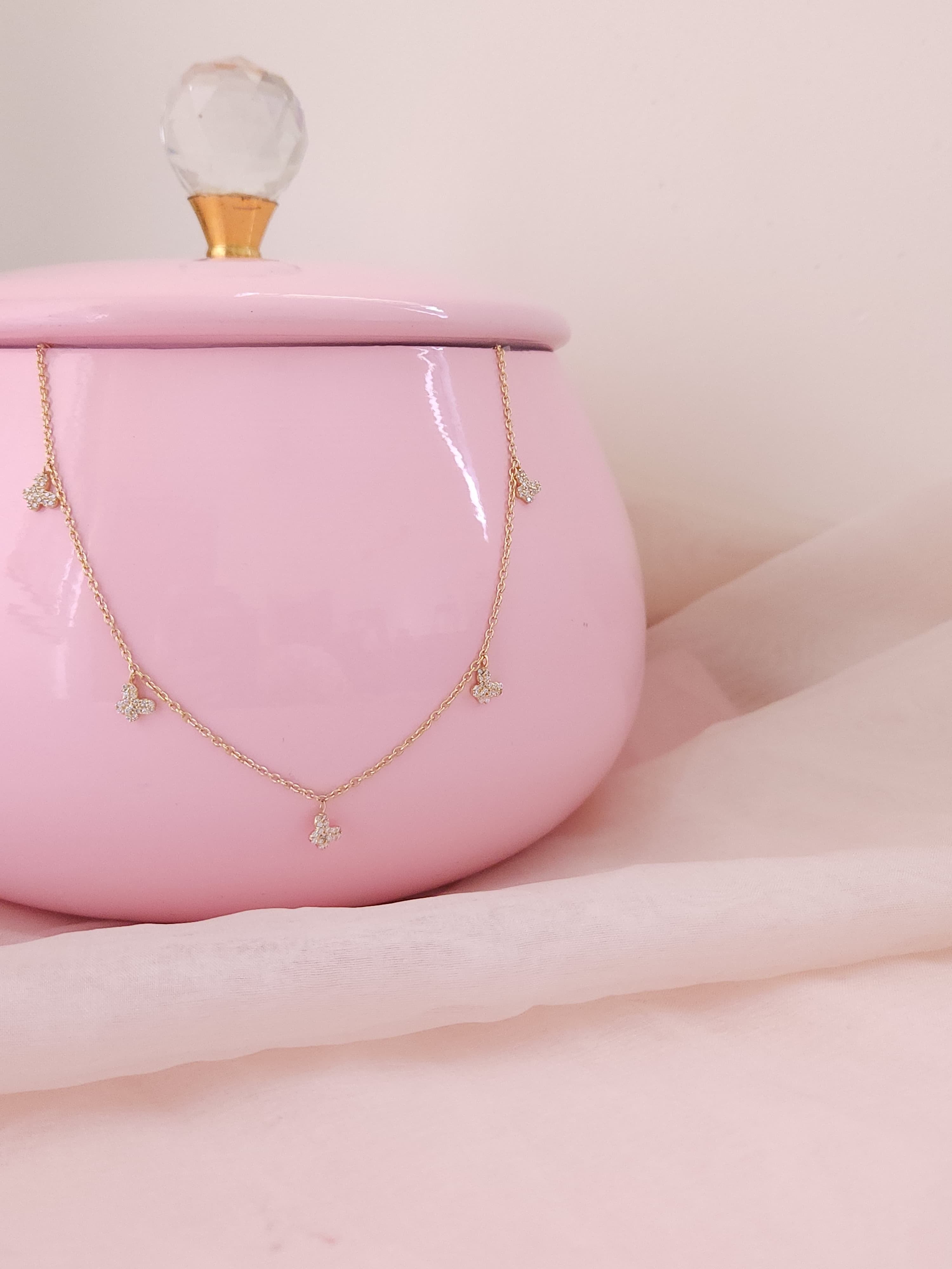 A classic silver chain with a smooth, polished finish and interlocking links, offering a timeless and versatile accessory.