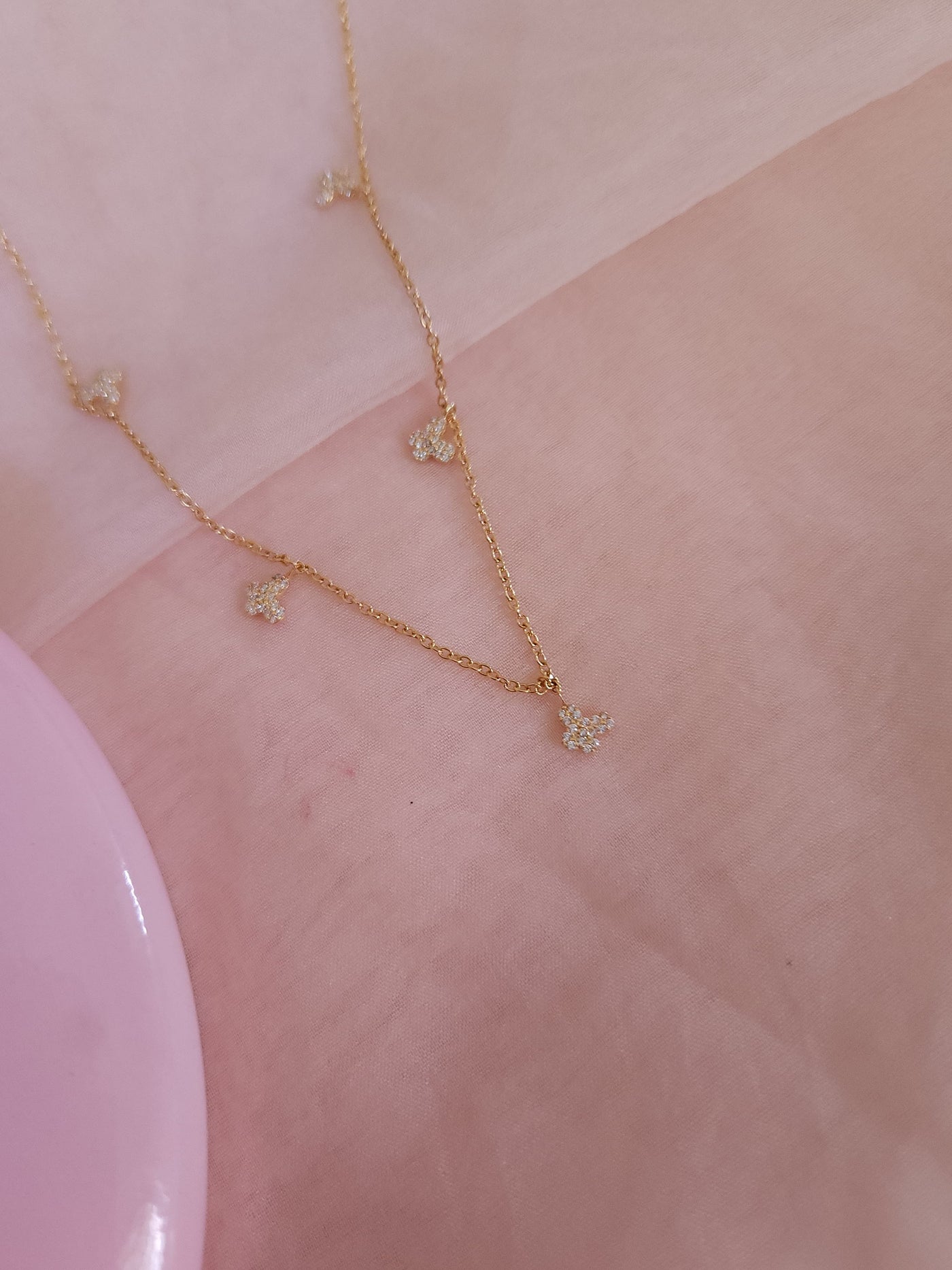 A classic silver chain with a smooth, polished finish and interlocking links, offering a timeless and versatile accessory.