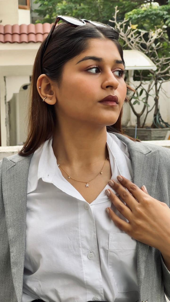 A classic silver chain with a smooth, polished finish and interlocking links, offering a timeless and versatile accessory.