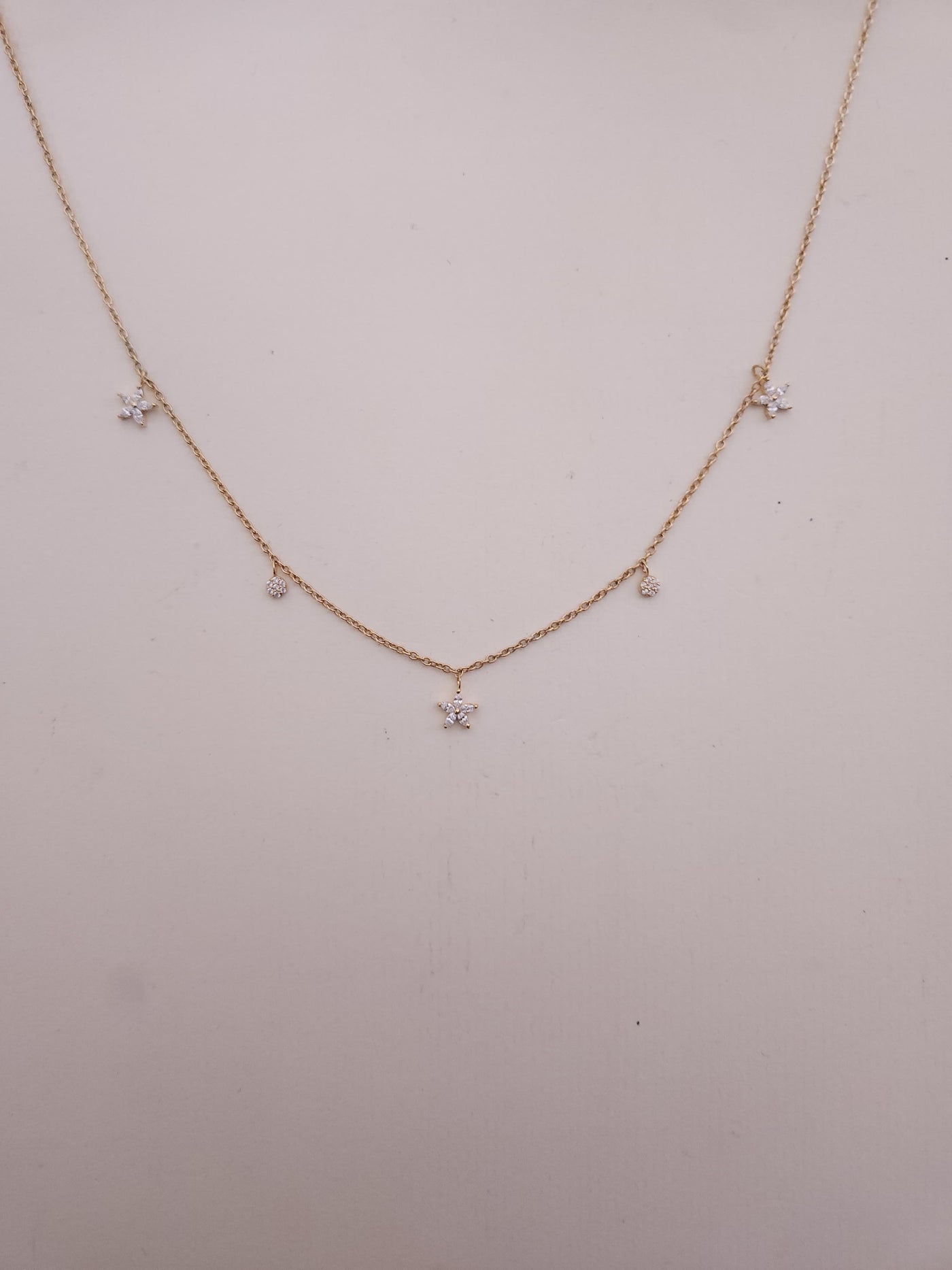 A classic silver chain with a smooth, polished finish and interlocking links, offering a timeless and versatile accessory.
