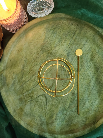 Gold spiral hairbun with concentric circles and intricate design. Elegant and artistic, it conveys a sense of sophistication.