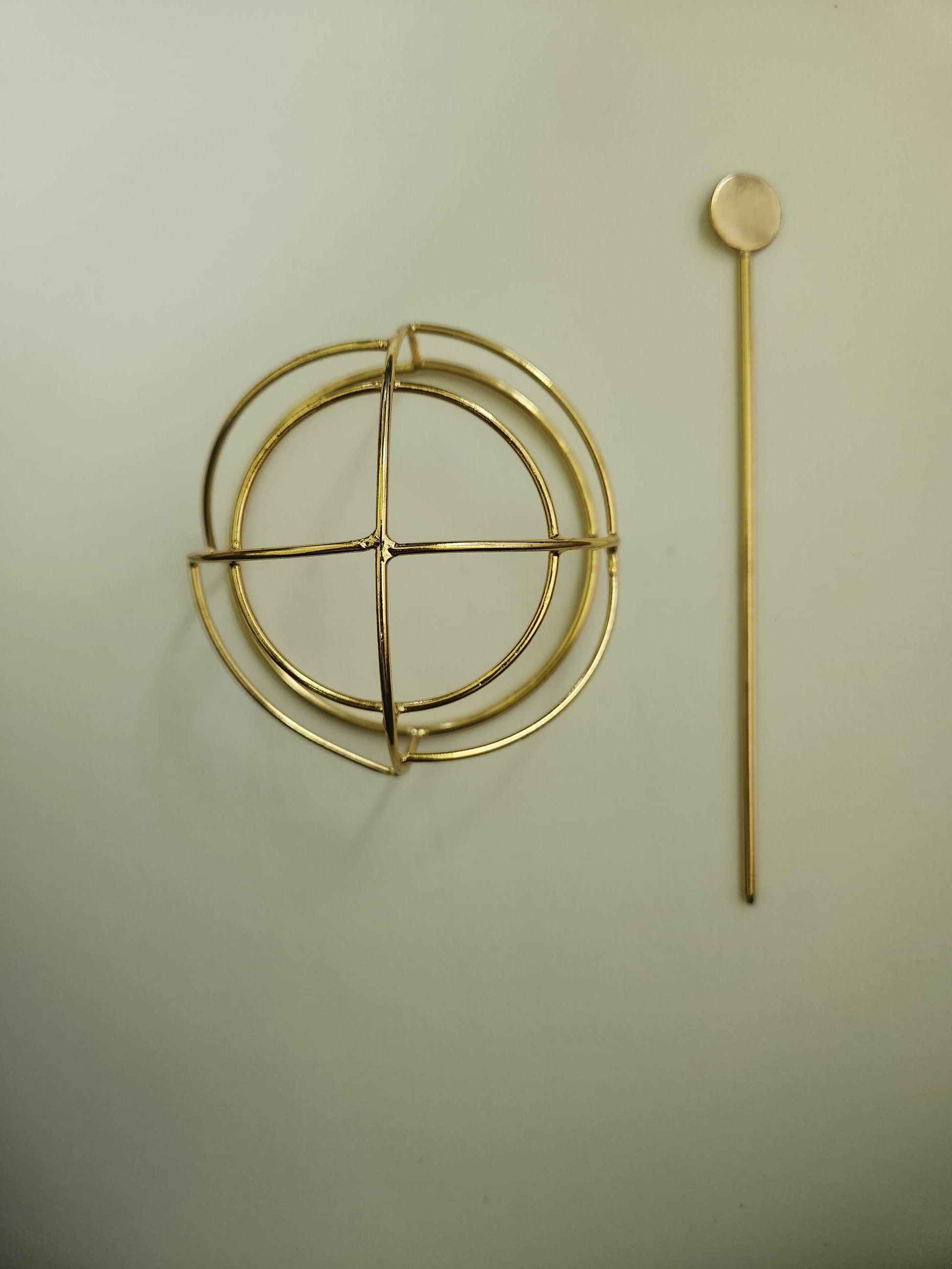 Gold spiral hairbun with concentric circles and intricate design. Elegant and artistic, it conveys a sense of sophistication.