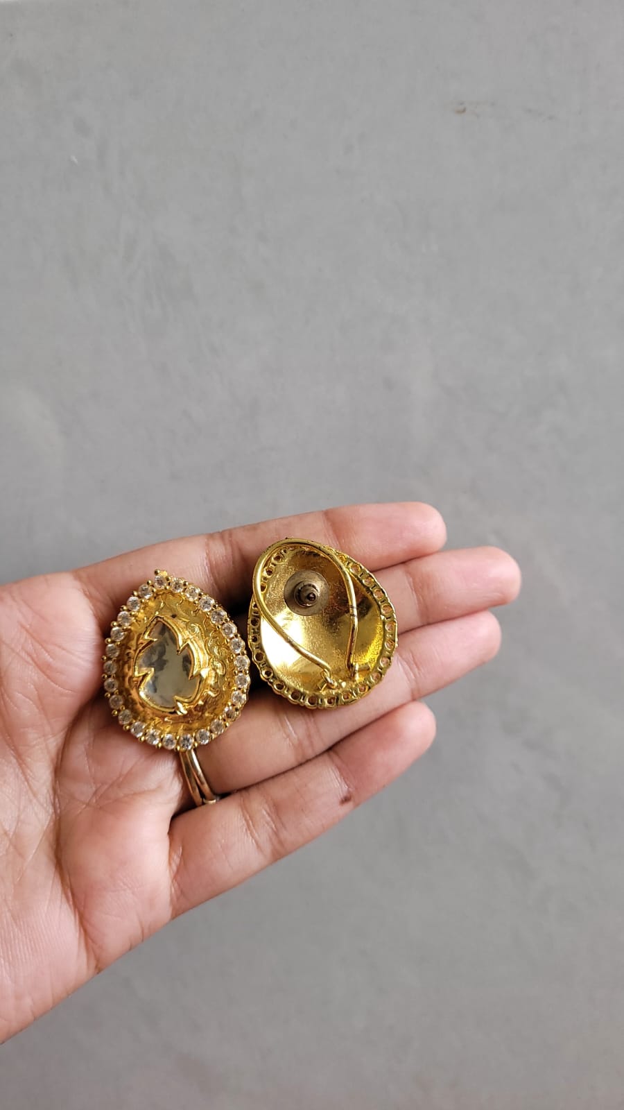 Paan gold earrings