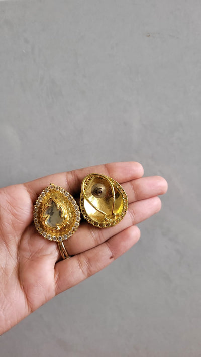Paan gold earrings