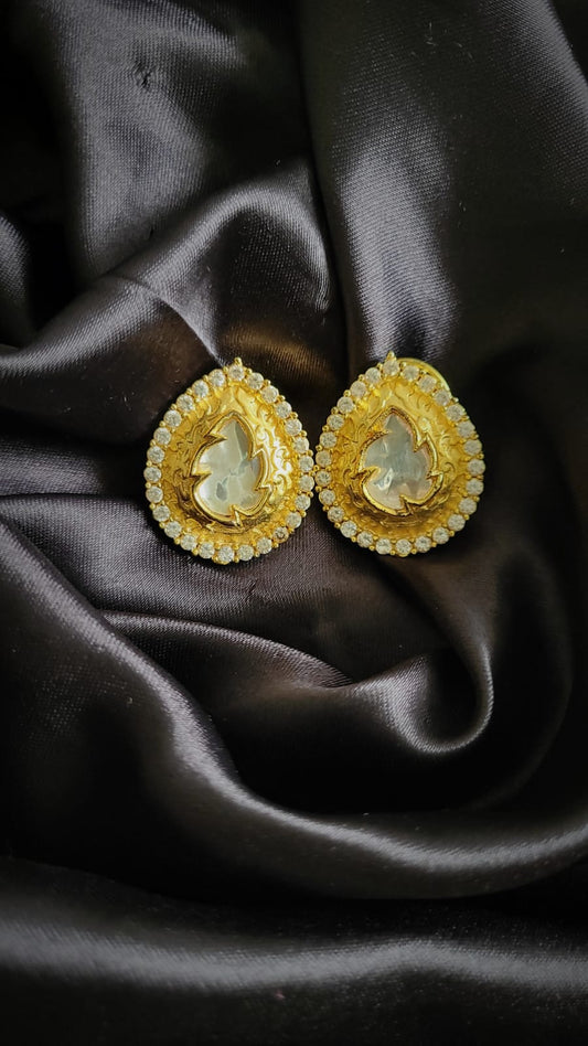 Paan gold earrings